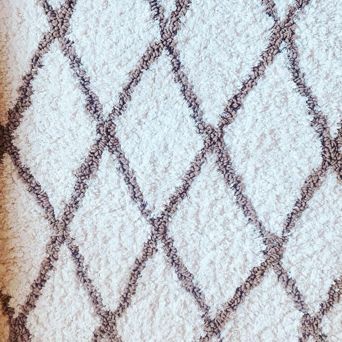 Tapis berbère blanc à losanges après nettoyage en profondeur